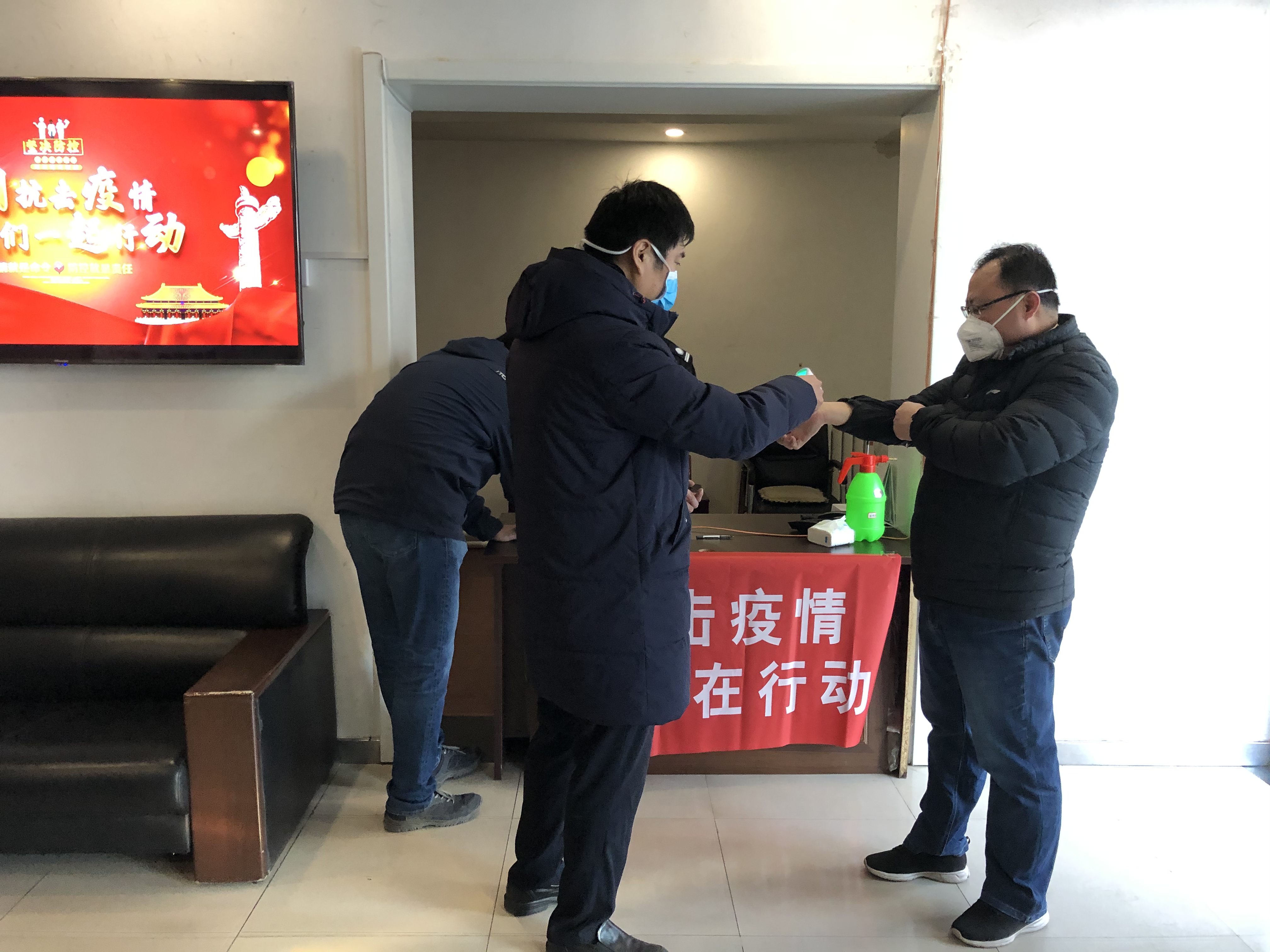 萬眾一心抗疫情 黨員帶頭在行動(dòng)