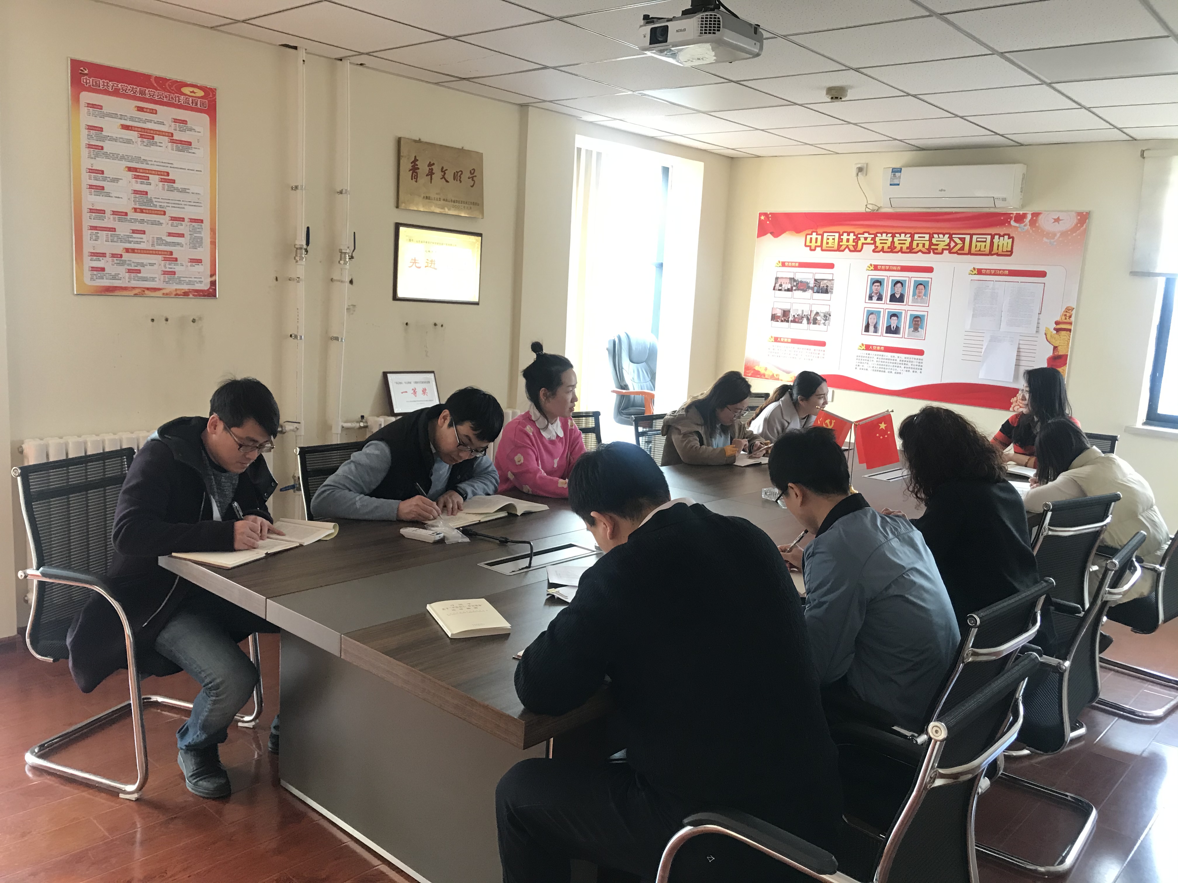咨詢中心黨支部第三黨小組召開小組會(huì)